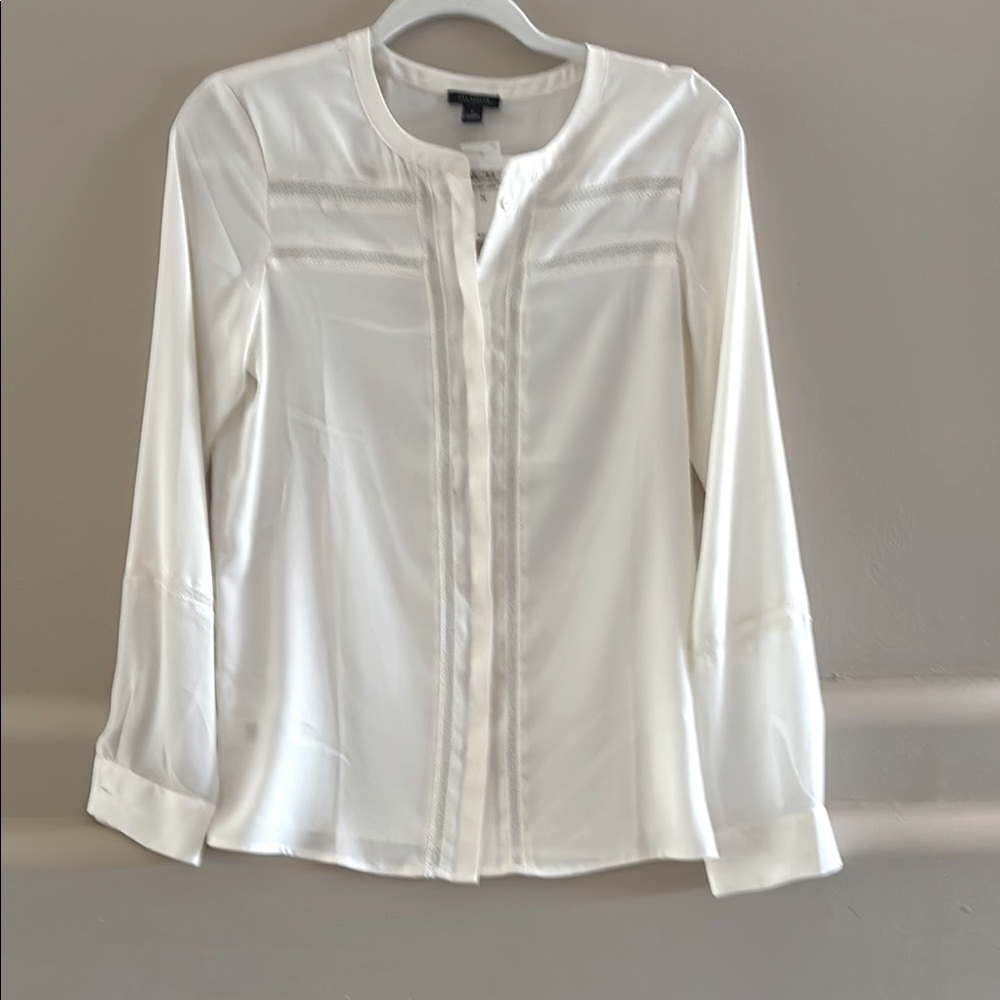 Ann Taylor Button Down Blouse in Cream. Beautiful detailing. Small. NWT.